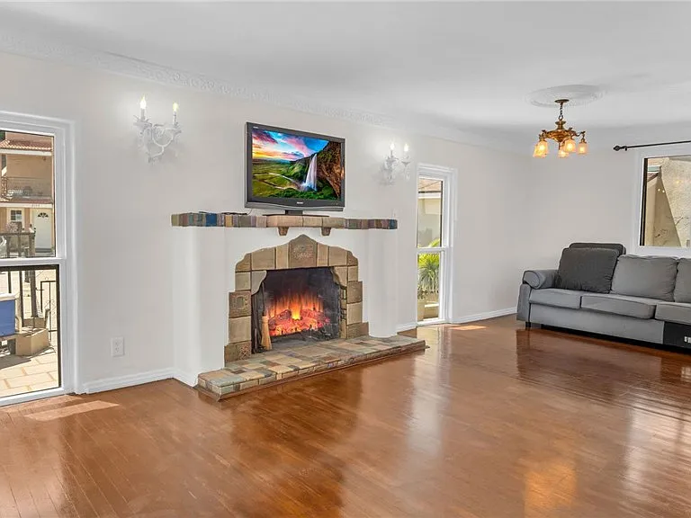2620 Commodore St — Photo 4