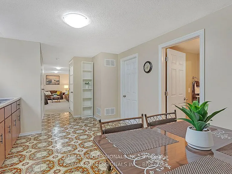 124 Panter Cres #LOWER — Photo 9