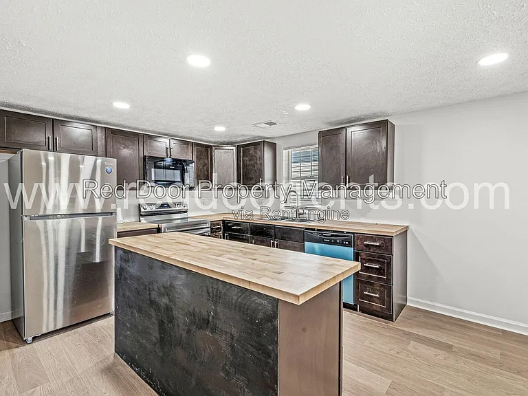 1037 W 30th St — Photo 7