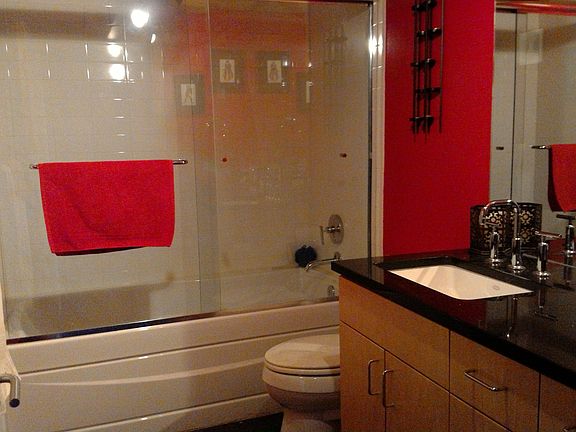 Mainfloor bath w/ 6ft tub.