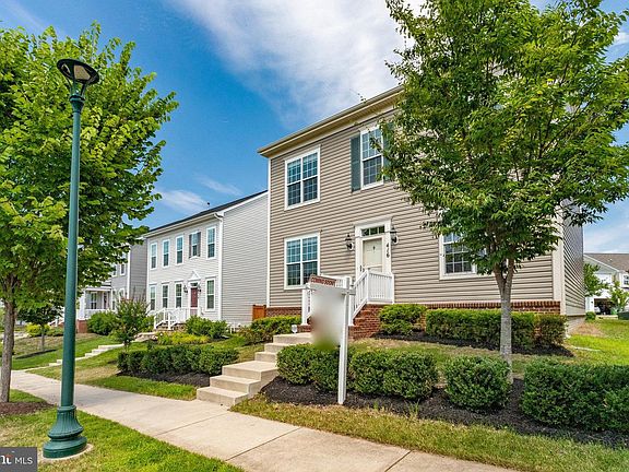 4th image of 416 Apricot St