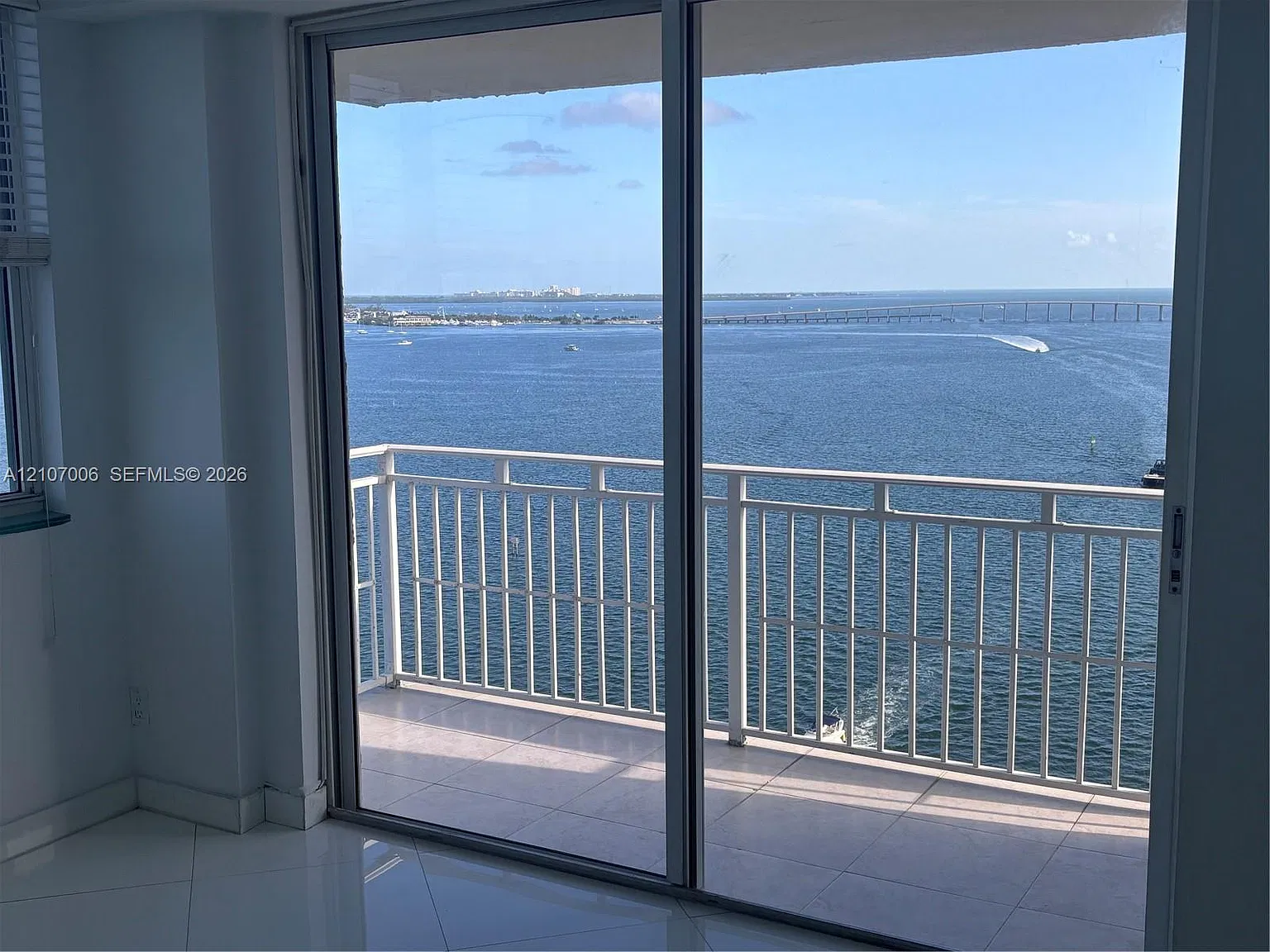 Isola Condo — Photo 3