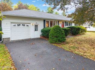 9 Appleblossom Ln, Voorheesville, NY 12186