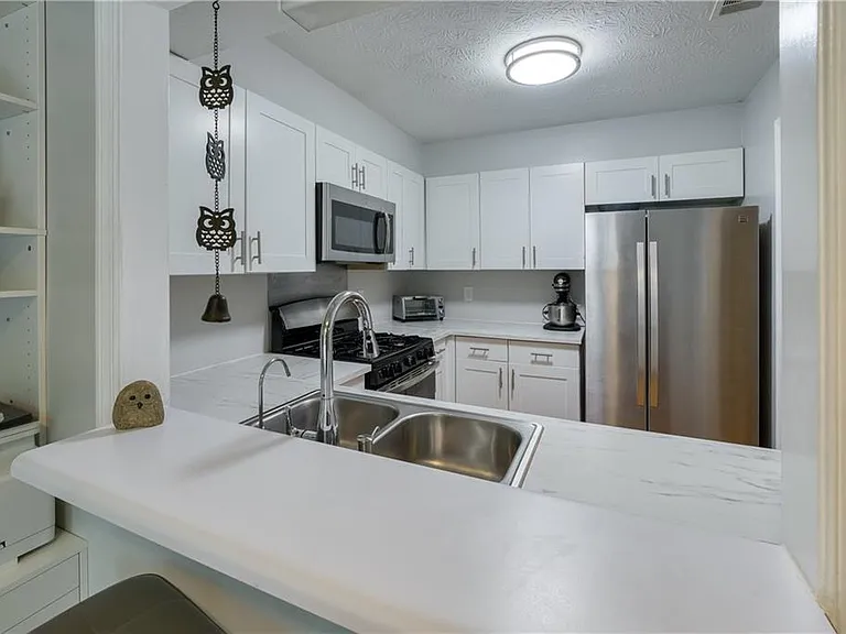 1445 Oakridge Cir — Photo 4