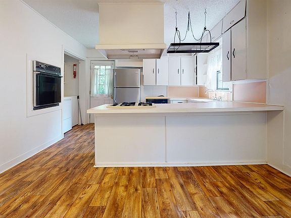 5th image of 107 W Hoskins St