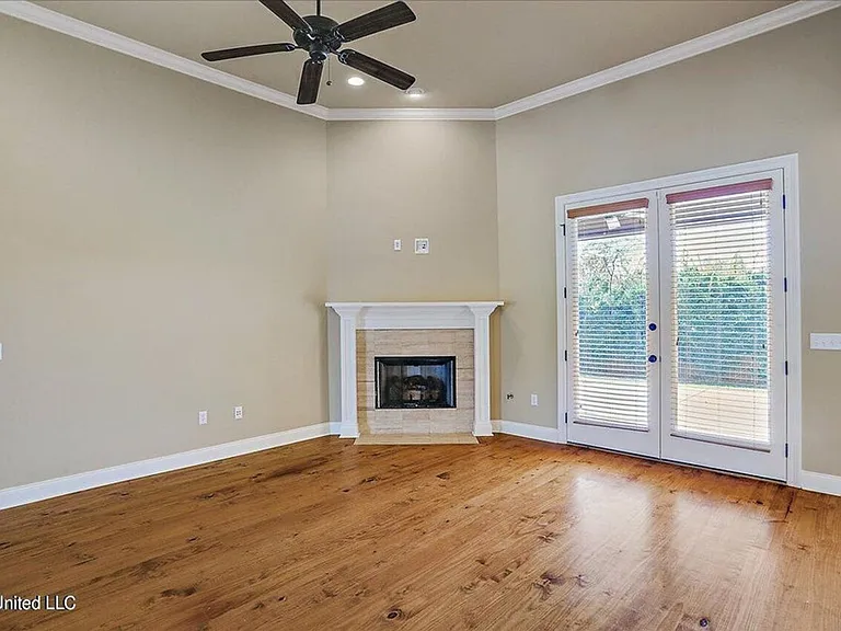 987 N Azalea Dr — Photo 6