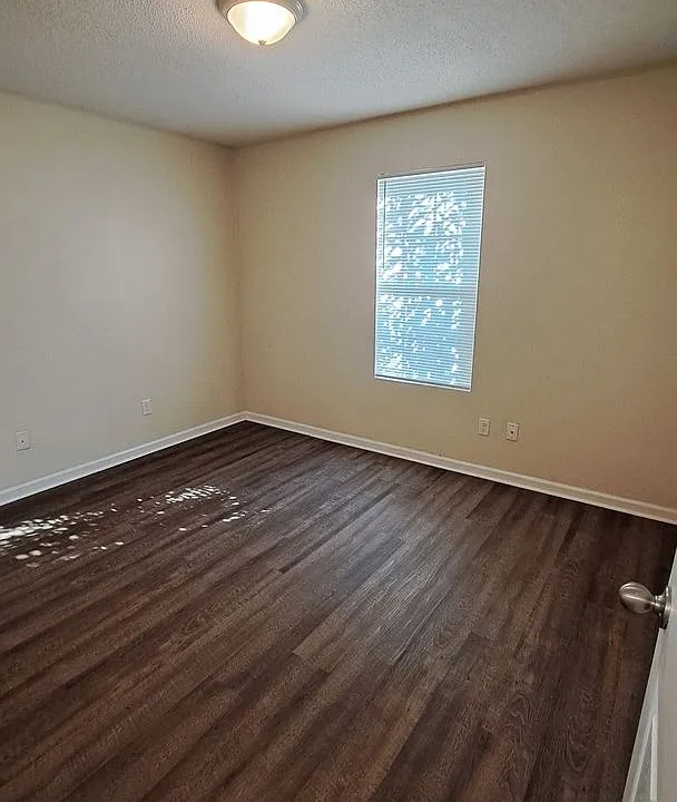 221 Glade Ln