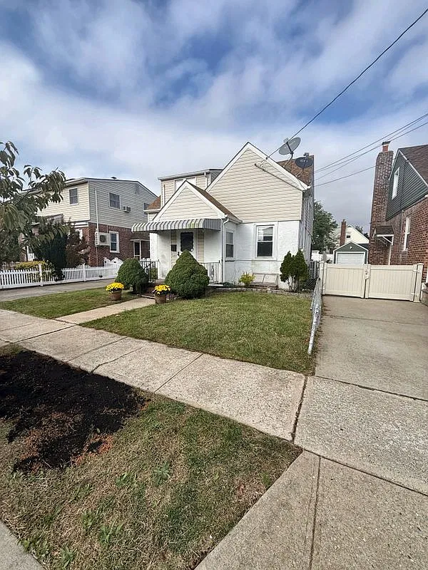 3 bed, 2.0 bath, 1000 sqft, $3,500 — Photo 1