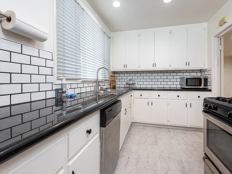 307 S La Peer Dr — Photo 9