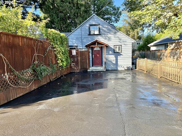 93 E Hillcrest Dr, Eugene, OR 97404