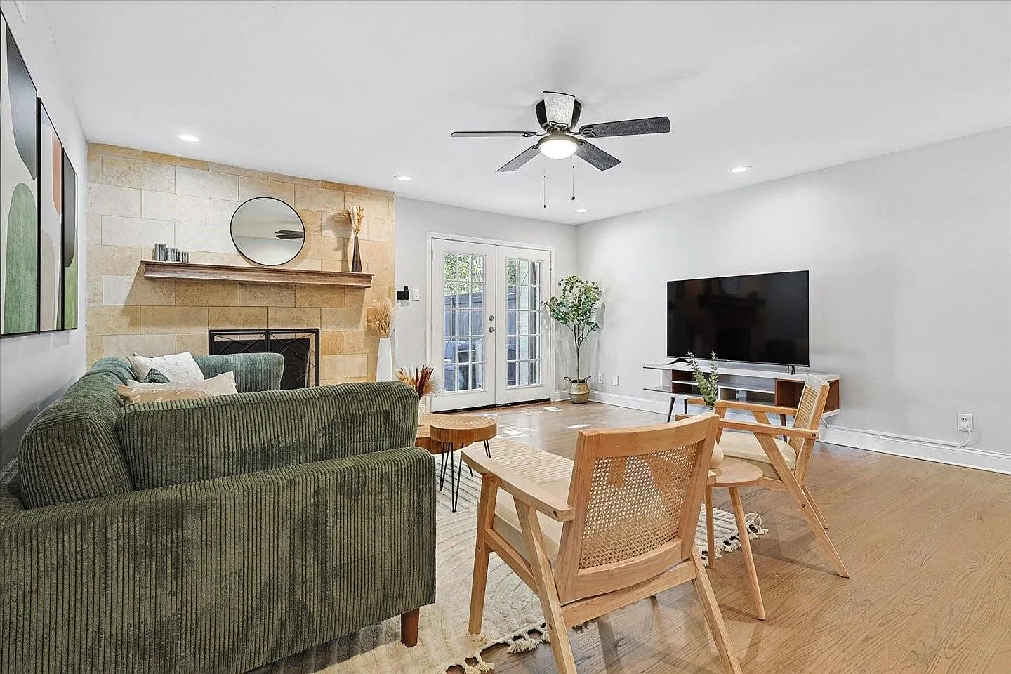 4 bed, 2867 sqft, $5,175 — Photo 3