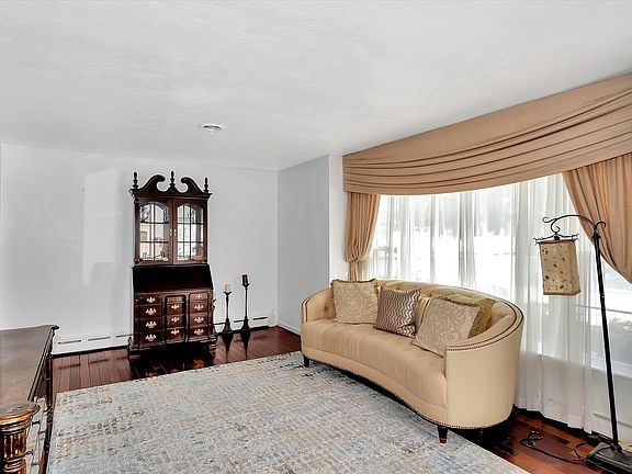 4th image of 2561 Golfview St