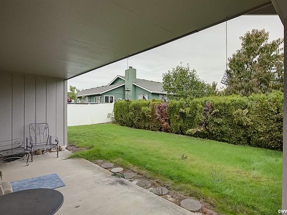 3rd image of 1613 Sunrise Cres NW
