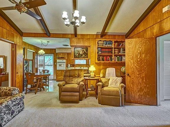 5th image of 716 W Avenue F