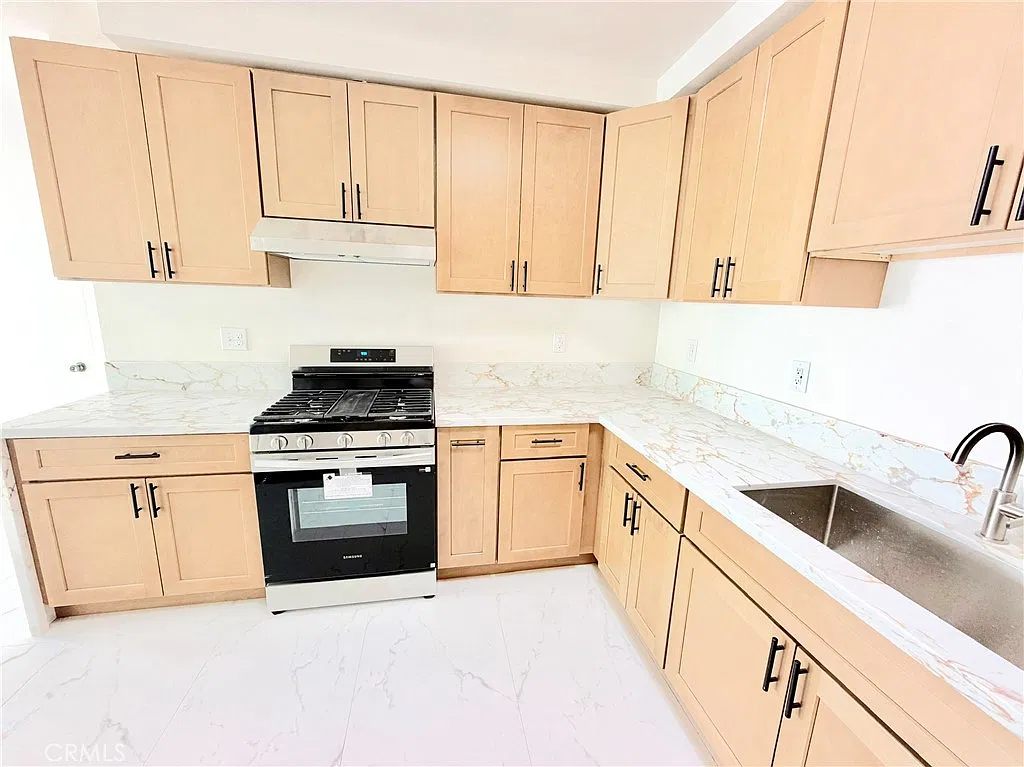 2 bed, 915 sqft, $3,250 — Photo 4