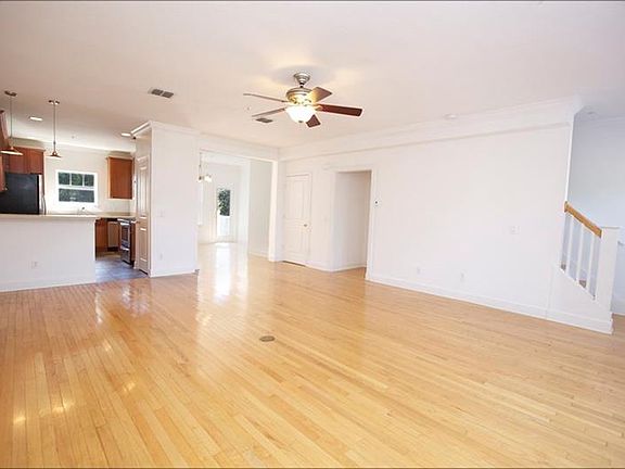 3rd image of 943 N Ferncreek Ave #4