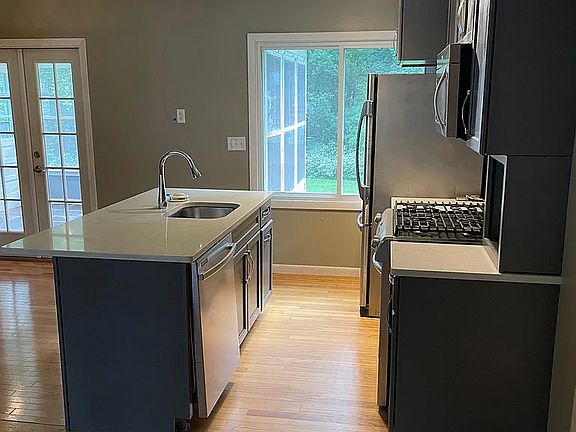 3rd image of 102 Juniper Rdg
