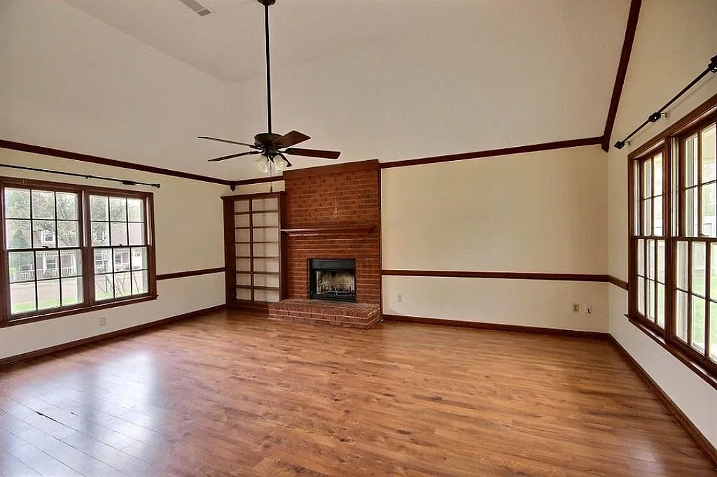 3 bed, 2.0 bath, 1636 sqft, $2,100 — Photo 3