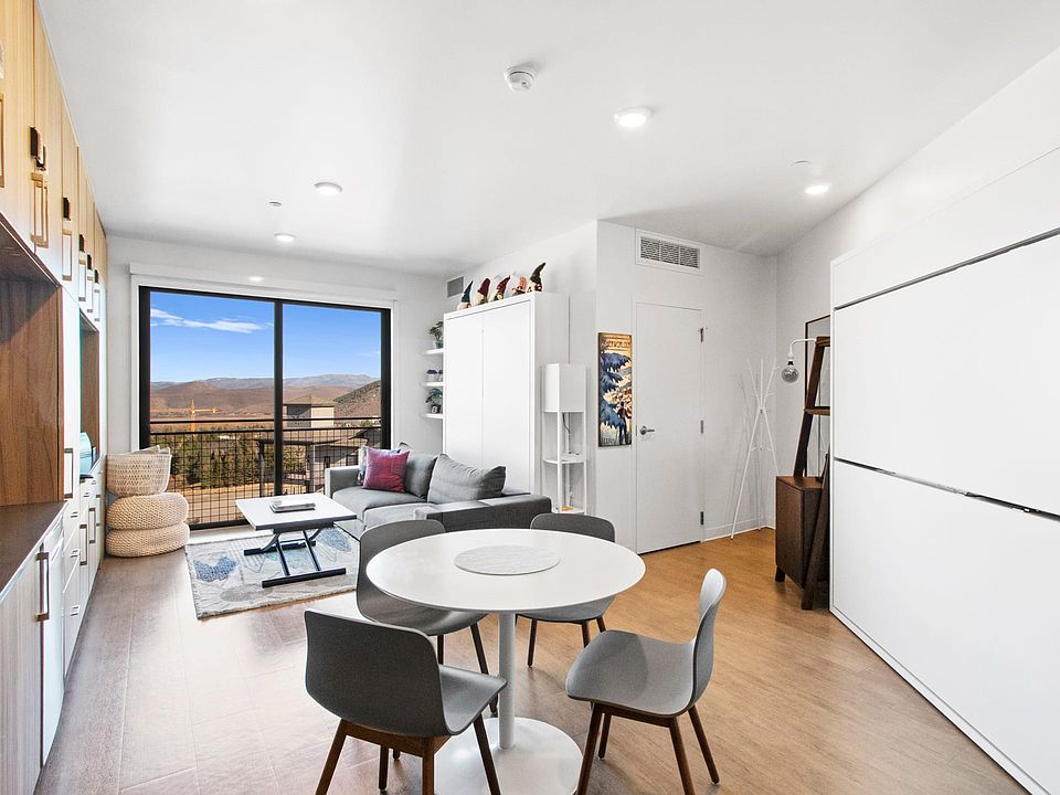 Studio with extra space for dining