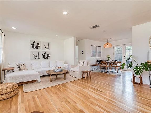 5th image of 2818 De Soto Dr