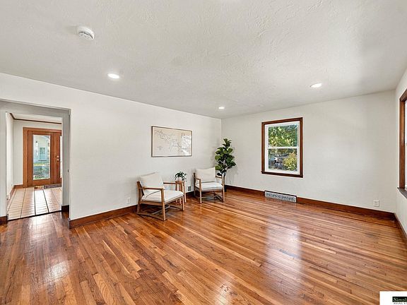 5th image of 601 S 40th St