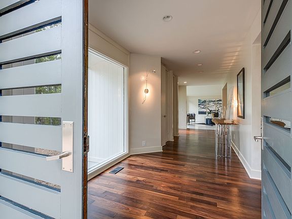 5th image of 1077 Lynnwood Blvd