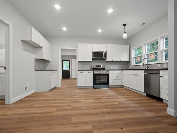 3rd image of 1113 W Lynn Street