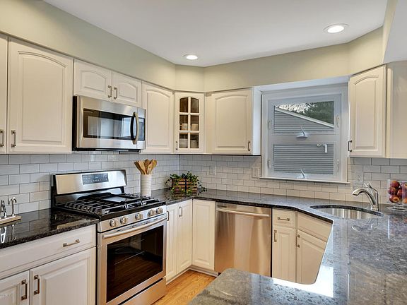 3rd image of 19 Bedford Ct
