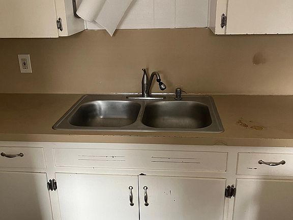 3rd image of 902 S 15th St