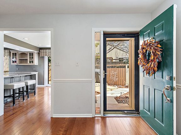 4th image of 814 Oak Hill Rd