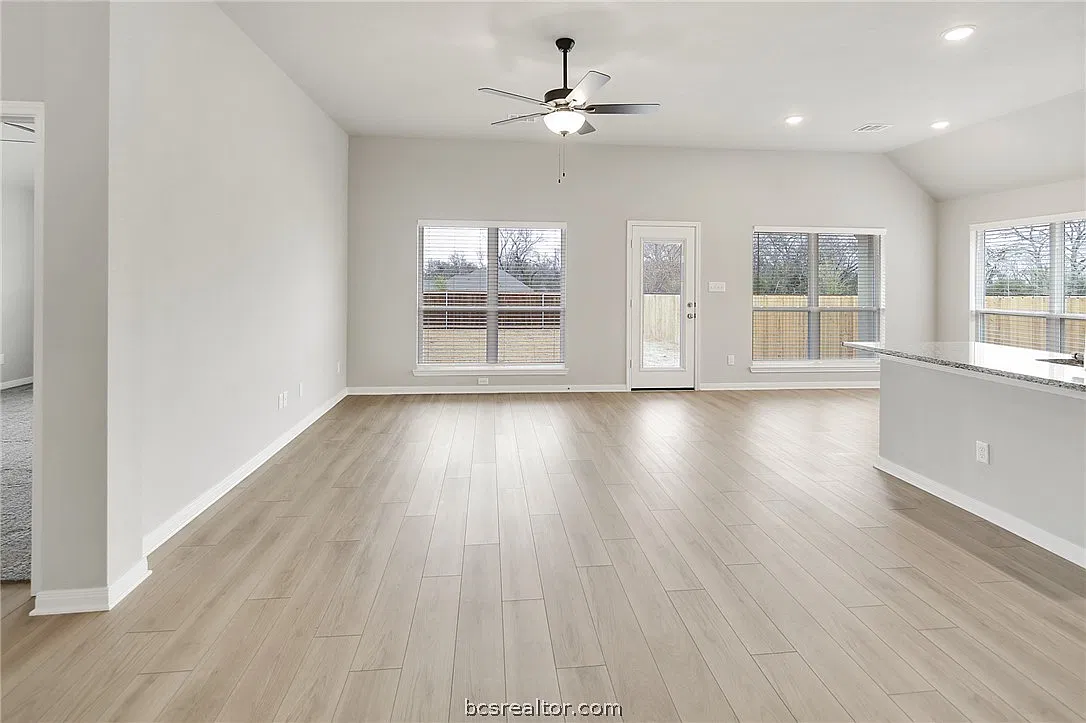 4 bed, 1596 sqft, $2,400 — Photo 2