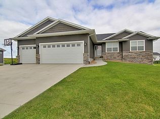 4588 Meadow Creek Dr, Palo, IA 52324