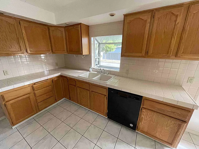 2946 S Beverly Dr — Photo 9