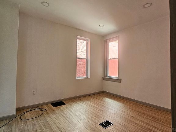 4th image of 434 W Princess St APT 1