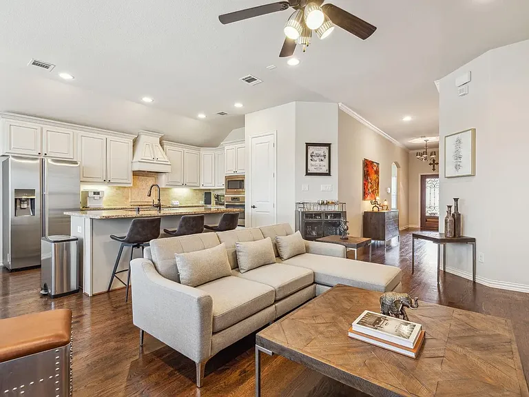 2416 Royal Summit Dr — Photo 4