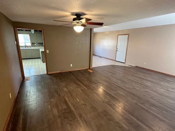 1010 E 3rd St, Canton, SD