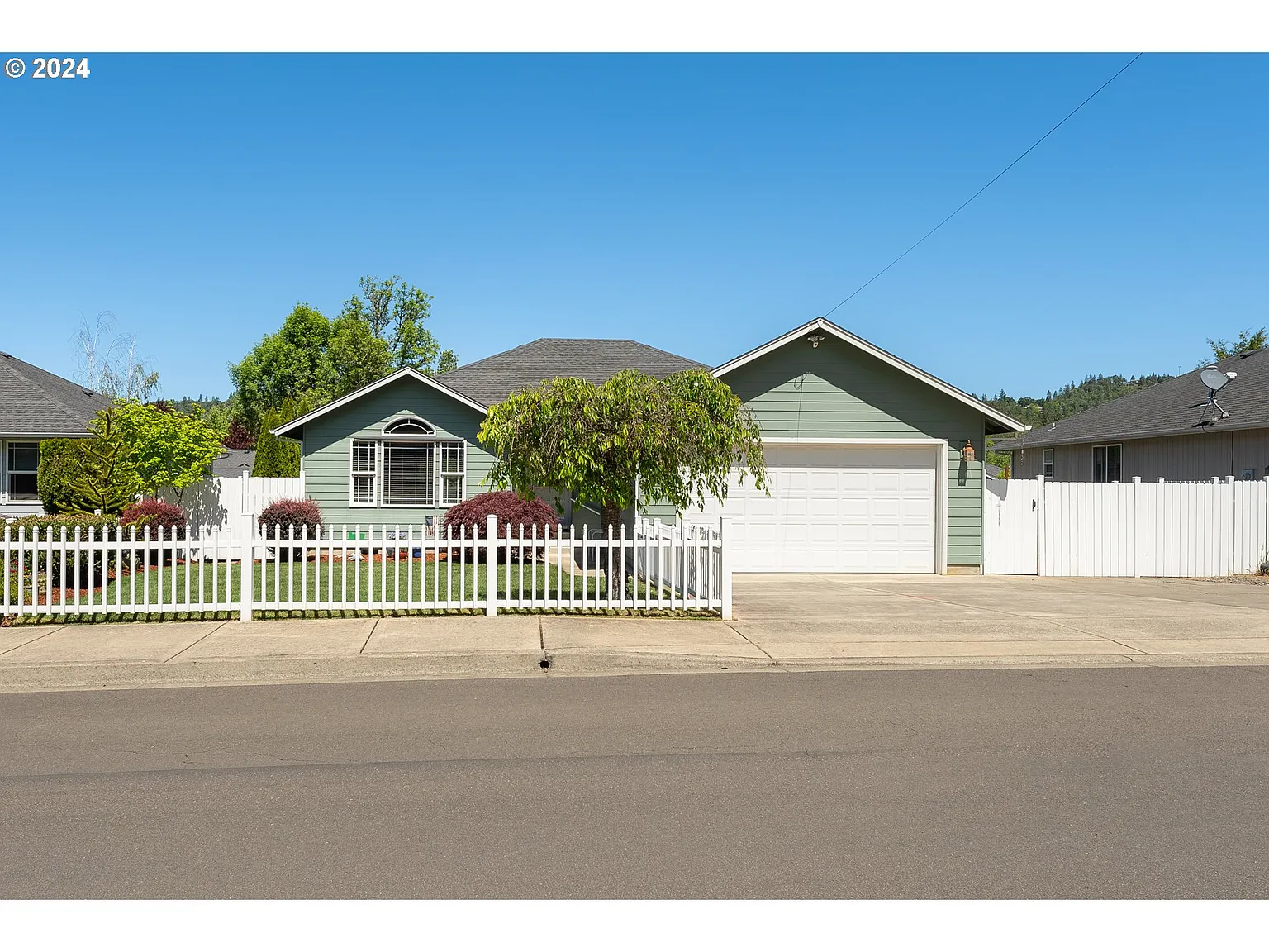 2478 SE Waldon Ave photo 1