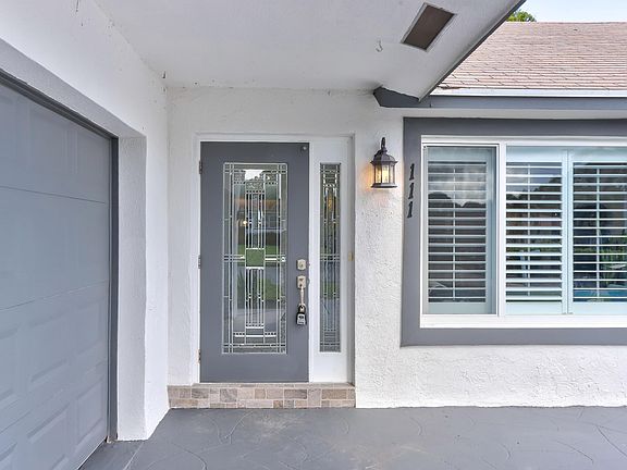 4th image of 111 SE 31st Ave