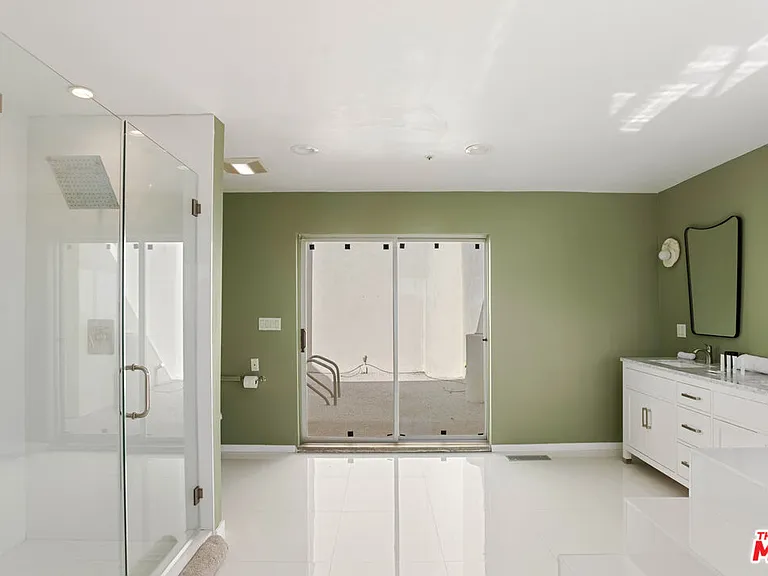 8435 Franklin Ave — Photo 32