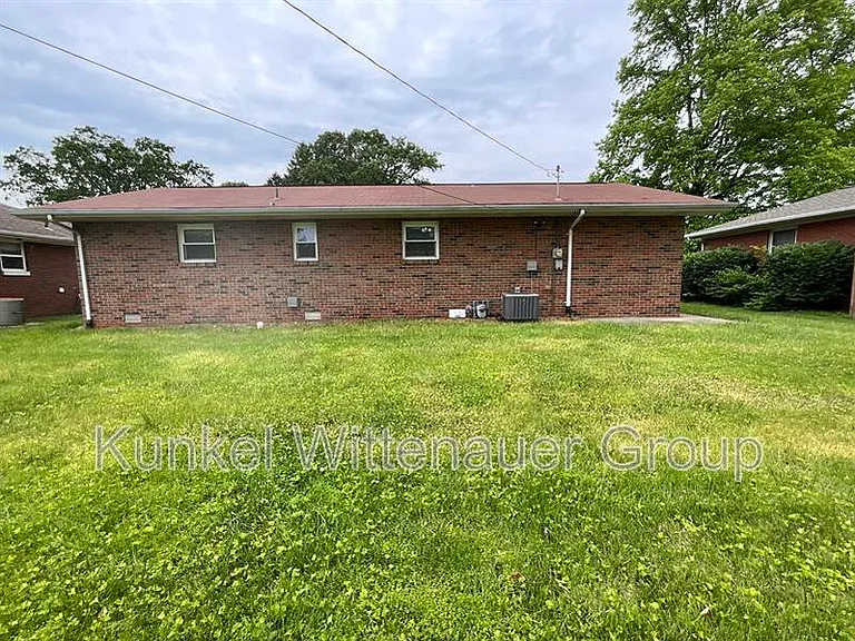 304 S Hilgard St — Photo 2