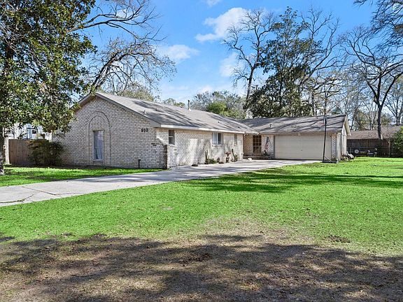 3rd image of 910 Brook Forest Ct