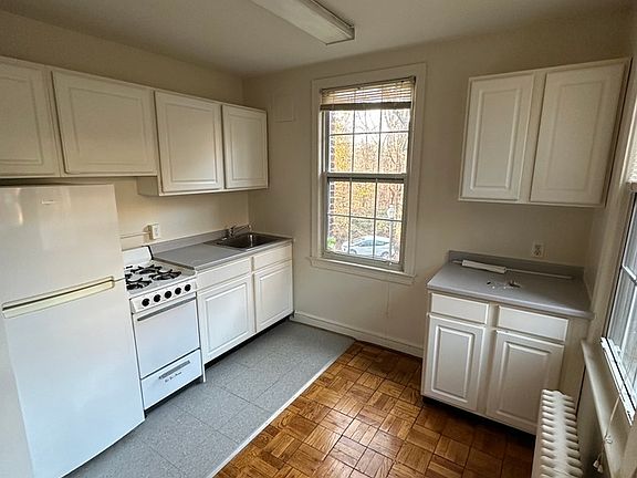 4th image of 2824 Devonshire Pl NW APT 210