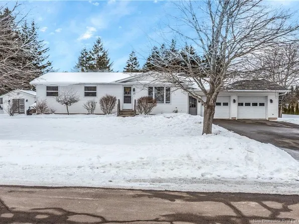21 Champlain Ave, Bouctouche, NB E4S 2Y7