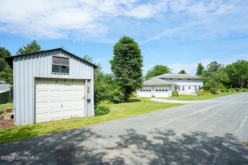3rd image of 1740 Duck Pond Road