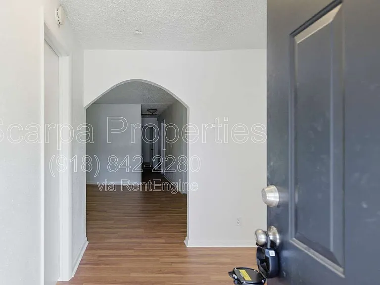 313 E Woodrow Pl — Photo 2