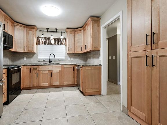 5th image of 1018 S 114th St