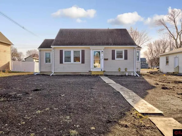 418 2nd St NE, Madelia, MN 56062