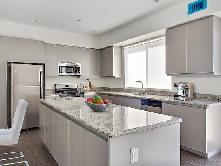 610 Levering Ave — Photo 14
