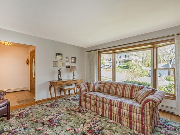 4th image of 12 Loret Ln