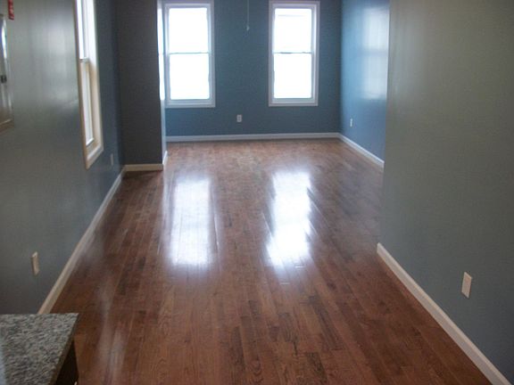 3 spacious bedrooms, suitable for king bed